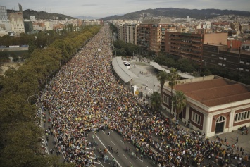 В Барселону продолжают прибывать тысячи каталонцев