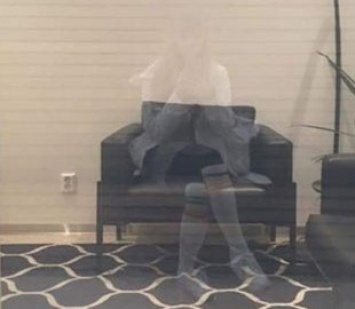 Фото «призрака» девушки напугало пользователей Интернета