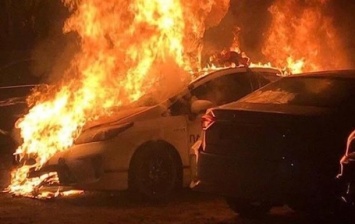 Неизвестные подожгли машину полиции в Киеве