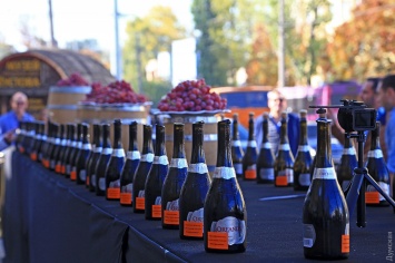 По-гусарски: в Одессе молдавский сомелье "обезглавил" десятки бутылок шампанского (фото. видео)