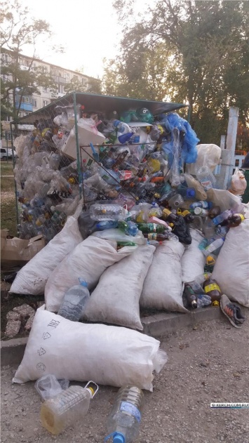 Керчанка: с улицы Островского не вывозят пластик