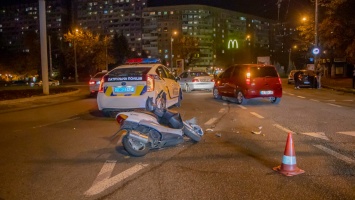 В Днепре возле ТЦ "Дафи" скутер курьера Glovo столкнулся с легковушкой