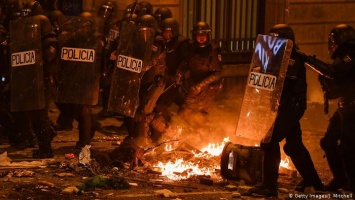 Протесты в Каталонии переросли в жесткие столкновения (фото, видео)