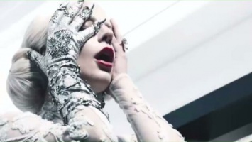Леди Гага неудачно оседлала своего поклонника и свалилась со сцены (видео)