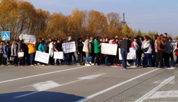 На Житомирщине учителя блокировали международную трассу из-за зарплатных долгов