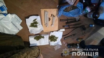 На Черниговщине изъяли оружие и наркотики у мужчины, который терроризировал местное население