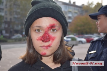 В центре Николаева дети - «кровавые жертвы ДТП» - призывали соблюдать Правила дорожного движения