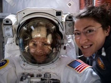 Команда женщин впервые в истории вышла в открытый космос