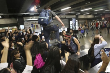 В Чили протестующие устраивают пожары из-за повышения цены на проезд в метро (фото, видео)