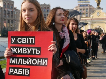 В черной одежде, с зонтами и плакатами: в центре Киева прошла акция против торговли людьми-ФОТО