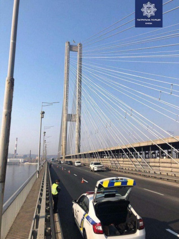 В Киеве трое человек залезли на Южный мост, чтобы сделать фото на высоте 130 м