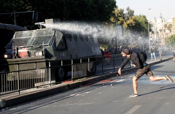 В Сантьяго введено чрезвычайное положение в связи с протестами