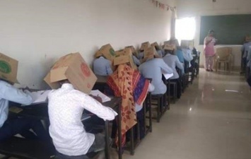 В Индии студенты сдавали экзамен с коробками на головах