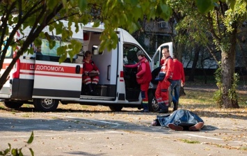 В Киеве мужчина закурил и умер возле детской площадки