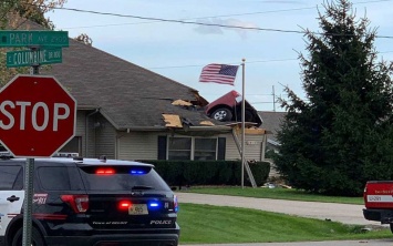 В США пикап приземлился на крышу дома (ВИДЕО)