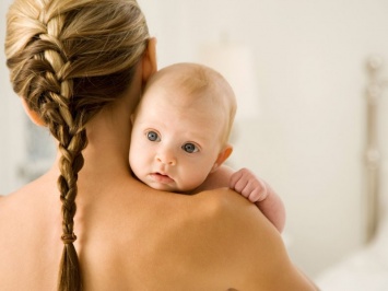 Петербургский трихолог объяснила, почему у молодых мам выпадают волосы
