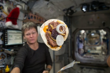 Пирожные, кетчуп и горчица: чем космонавты "морят червячка" на орбите. Вы будете удивлены