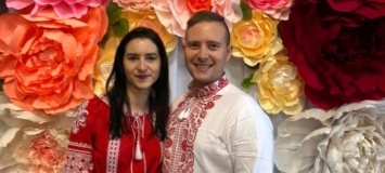 В Кривом Роге молодая пара поженилась в эффектных алых вышиванках, - ФОТО