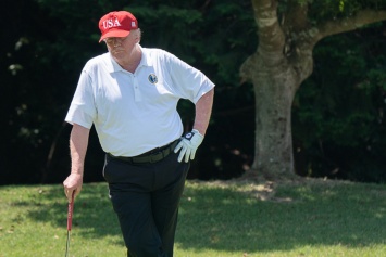 "Вражеские СМИ сошли с ума": Трамп обиделся и закрыл двери своего гольф-клуба для саммита G7