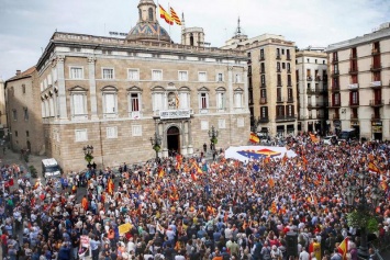 В Барселоне после шести дней акций сепаратистов состоялся митинг за единую Испанию