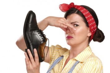 Чтобы не стесняться в гостях: как избавиться от неприятного запаха обуви и ног