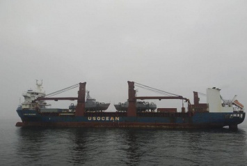 ЧП в Черном море: сухогруз с катерами для ВМС не может зайти в порт Одессы