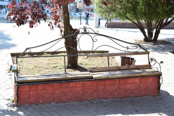 В центре Симферополя восстановили скамейки, которые сломали вандалы