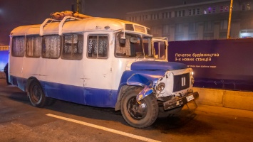 Днепрянин угнал автобус КАвЗ, протаранил «Москвич» и чуть не сбил пешехода