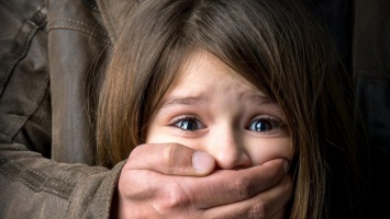 Педофил нападает на детей в школьном туалете: родители в Киеве напуганы