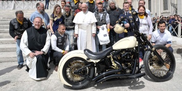 Harley-Davidson с автографом Папы Римского продали за 54 тысячи долларов