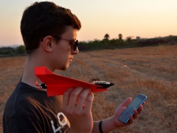 Бумажный самолет собрал на Kickstarter миллион долларов [ВИДЕО]