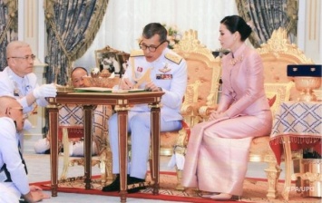 "Слишком высокие амбиции": король Таиланда лишил титулов свою жену