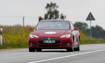 Владелец электрокара Tesla обвиняет компанию в мошенничестве из-за умышленного уменьшения емкости батареи авто