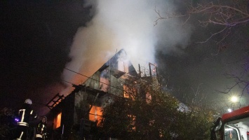 В Киеве на Мостицком массиве пылал частный дом: пожарные перекрывали улицу
