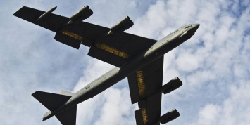 Американские B-52H потренировались бомбить Крым