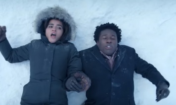 Netflix показал трейлер романтической комедии "Пусть идет снег"