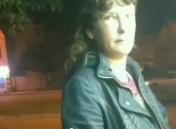 В Запорожье женщина вышла к киоску за сигаретами без трусов (Видео 18+)
