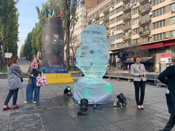 В Киеве установили ледяную скульптуру рыси, что бы спасти ее карпатской "родственницу" от вымирания. Фото