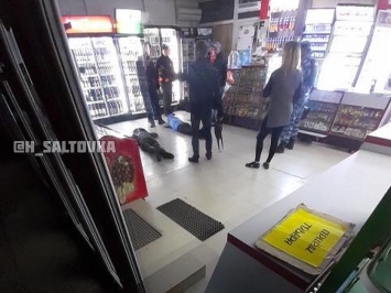 Группу подростков уложили лицом в пол: инцидент в харьковском магазине (фото)