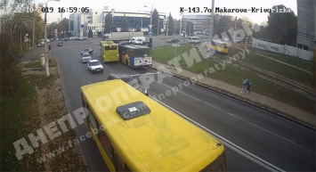 Новые большие автобусы еще не научились разворачиваться на днепровских улицах (ВИДЕО)