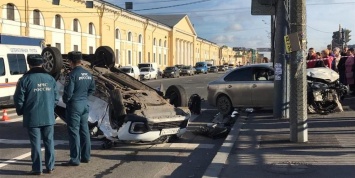 Видео: в Петербурге иномарка сбила на тротуаре пять пешеходов