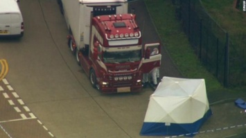 В Британии полиция обнаружила в контейнере грузовика 39 человеческих тел