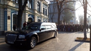 Огромная траурная процессия, катафалк и слезы: как прошло прощание с Тарасом Кутовым. Фото