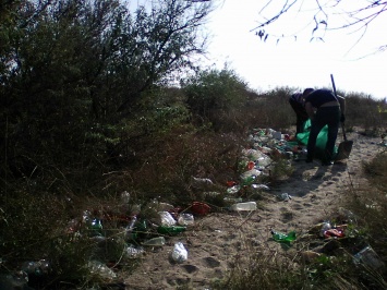 Активисты ОНФ убрали свалки мусора на косе Беляус