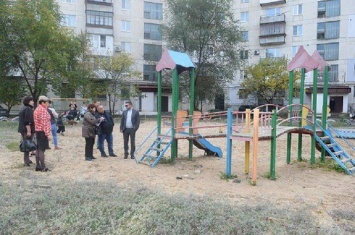 В Северодонецке проверяют детские площадки