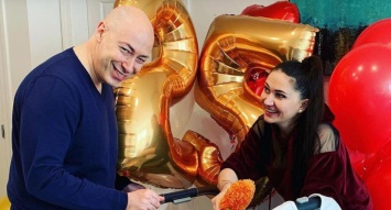 "Будто и не рожала!": Жена Дмитрия Гордона поразила своей фигурой