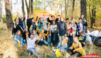 Украинские блогеры собрали более 100 мешков мусора в лесу на Красном Хуторе