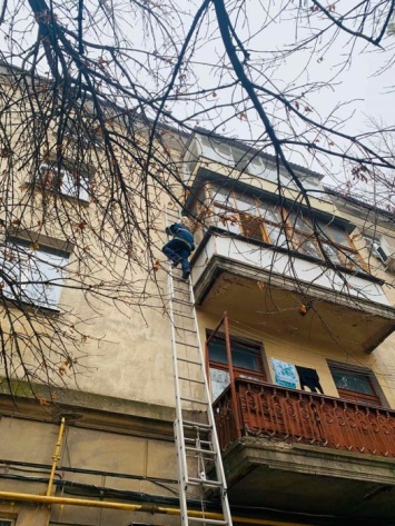 В Николаеве 2-летний сын закрыл отца на балконе