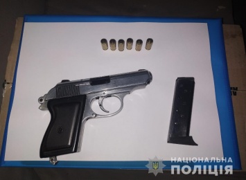 Задержанный патрульными на Херсонщине нарушитель ПДД имел при себе незаконное оружие