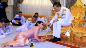 Король Таиланда вслед за женой уволил за плохое поведение шесть чиновников